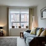 2 Bedroom Flat In Edinburgh